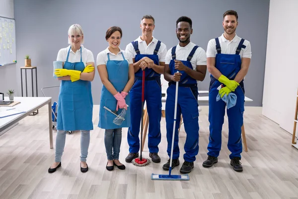 Porträt Eines Lächelnden Hausmeisters Uniform Büro — Stockfoto