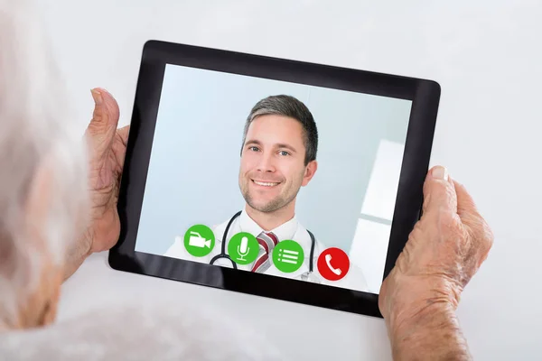 Video Conferenza Della Donna Anziana Con Medico Sul Tablet Casa — Foto Stock