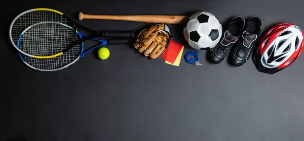 Hoge Hoek Uitzicht Van Diverse Sportaccessoires Zwarte Achtergrond — Stockfoto