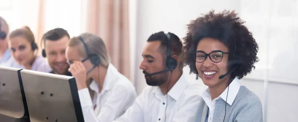 Retrato Ejecutivo Africano Sonriente Servicio Cliente — Foto de Stock