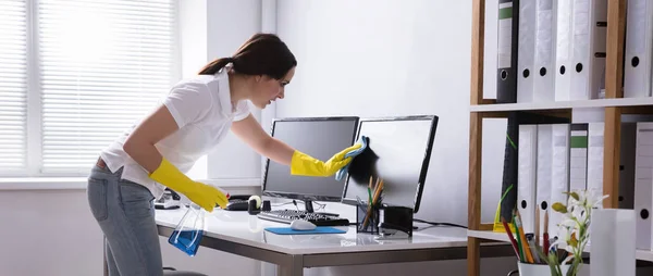 Jonge Vrouw Schoonmaken Computer Monitor Met Doek Het Kantoor — Stockfoto