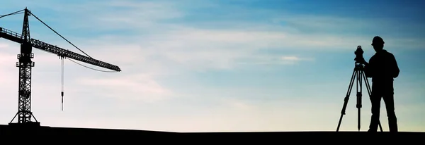 Silueta Surveyor Stojící Zařízení Blízkosti Jeřábu Staveništi Při Západu Slunce — Stock fotografie