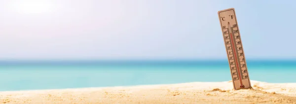 Termometro Sulla Spiaggia Sabbia Che Mostra Alta Temperatura — Foto Stock