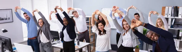 Glada Affärsmän Står Rad Gör Övning Med Händerna Utsträckta Kontoret — Stockfoto