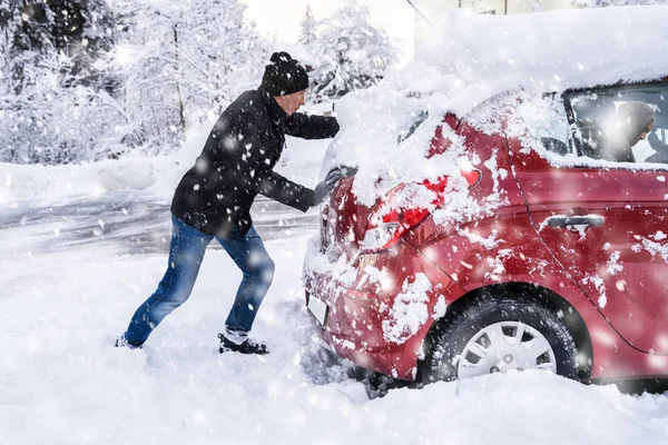 Homme Poussant Une Voiture Coincée Dans Neige Après Fortes Chutes — Photo