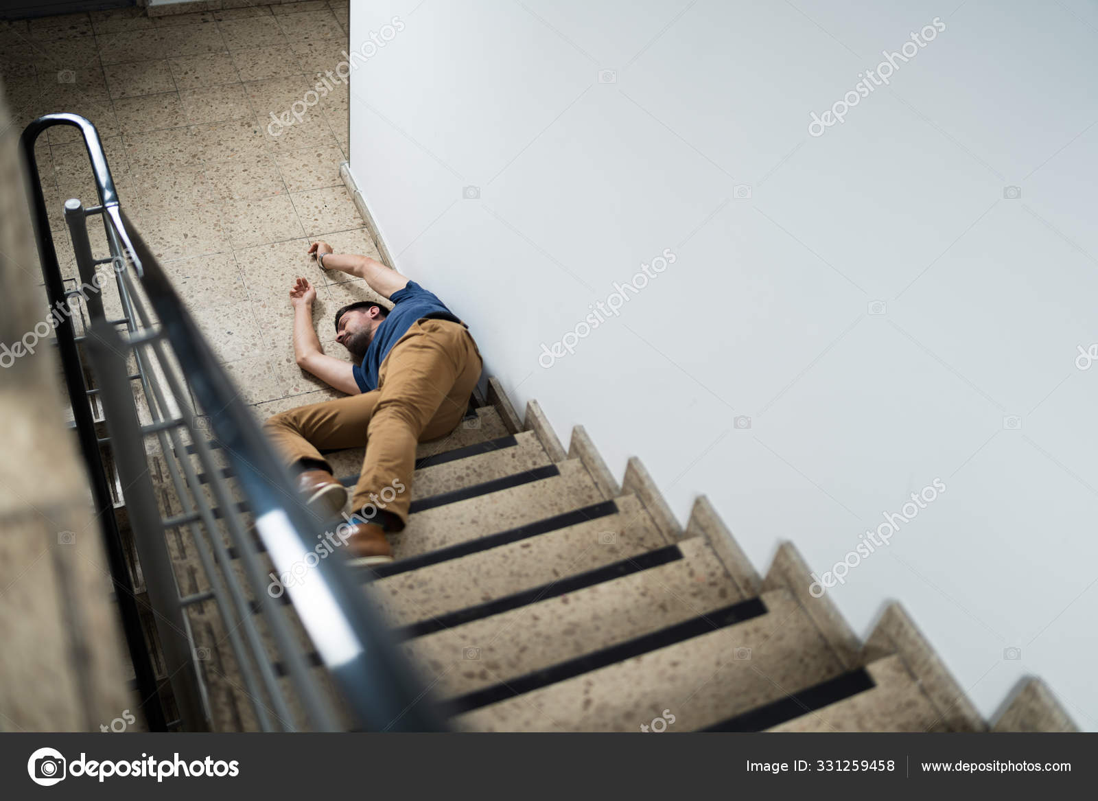 Какие травмы бывают при падении с лестницы - 85 фото