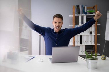 Ofiste Silahlı Başarılı İş Adamının Portresi