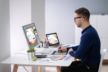 Bilgisayarda Office fotoğraf düzenleme bir tasarımcının el Close-Up