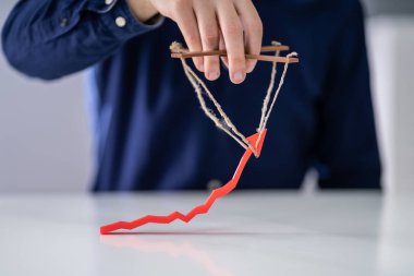 Business sperson 's Hand İpli Kırmızı Ok' u Yönlendiriyor