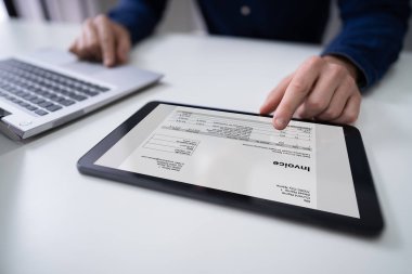 Bill dijital tablet Resepsiyon üzerinde analiz bir işadamının'ın el Close-up