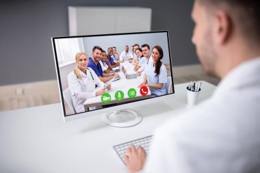 Genç Erkek Doktor Klinikte Laptop 'ta Video Sohbeti