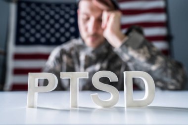 Ptsd Metnin Önünde Askeri Üniformalı Erkek Askerin Yakın Çekimi