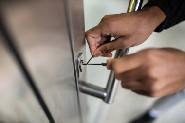 olgun erkek lockpicker kapı kolu evde tamir