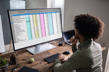 Bir iş kadını'nın el laptop Office elektronik tablo inceleyerek Close-up