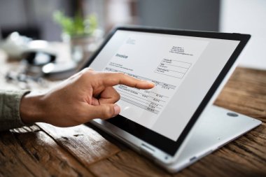 Bir işadamının'ın el Laptop işyerinde faturada analiz Close-Up