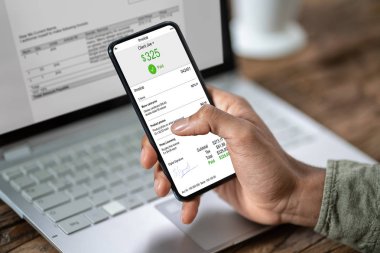 Ofisteki Smartphone üzerinde çalışan İşadamı 'nın Elleri' nin yakın plan görüntüleri.