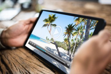 Dijital tablet evde film izlerken insanın Resim kırpılmış