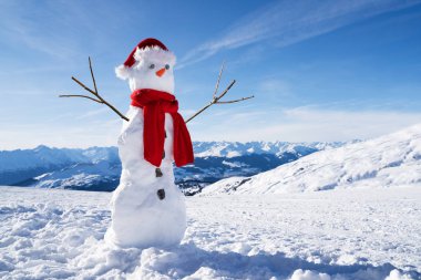 Karlı arazide şapkası ve atkısı olan tamamlanmamış bir kardan adamın düşük açılı görüntüsü