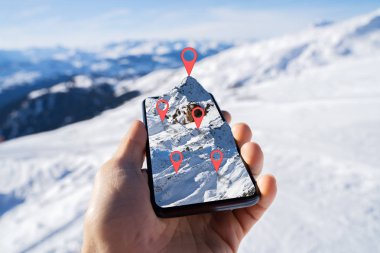 Bulanık Karlı Arkaplan Karşısında Dağ Haritalı Kişinin El Tutma Cep Telefonu