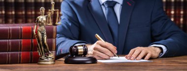 Avukat İmzalama Belgelerinin Ortası Çekiç ve Pul Adliyesi 'nde