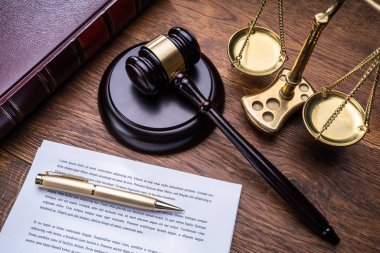 Ahşap Gavel Altın Pul ve Masa Üzerinde Hukuk Kitabı