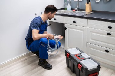 Erkek Tesisatçı Tıkanmış Lavabo Borusu Mutfakta