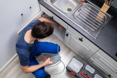 Erkek Tesisatçı Tıkanmış Lavabo Borusu Mutfakta