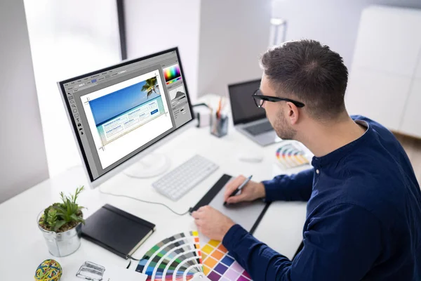 Närbild Designerns Hand Redigering Foto Dator Office — Stockfoto