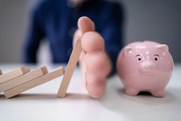 Close Van Een Zakenman Hand Stoppen Houtblokken Van Omvallen Desk — Stockfoto