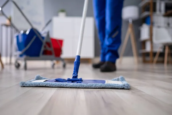 Feliz Joven Limpiando Piso Con Fregona Oficina Moderna —  Fotos de Stock