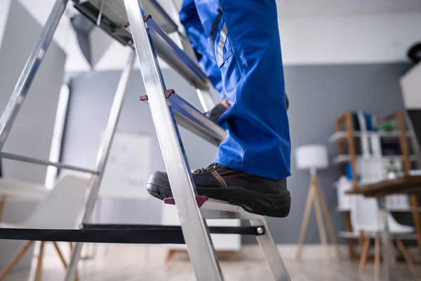 Lage Sectieweergave Van Van Een Klusjesman Voet Beklimmen Ladder — Stockfoto