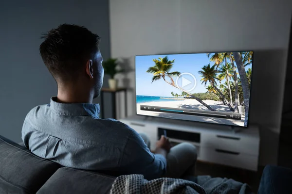 Vista Trasera Hombre Sentado Sofá Viendo Televisión — Foto de Stock