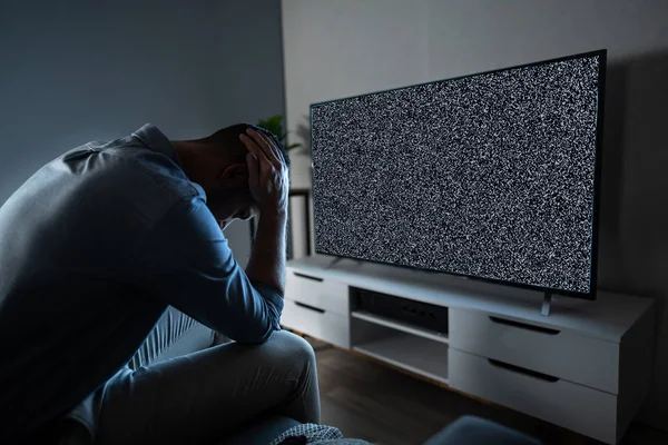 Mann Schaut Fußballspiel Hause Fernsehen — Stockfoto