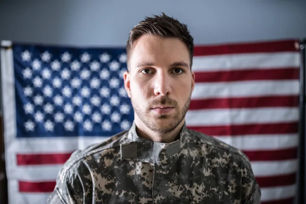 Πορτρέτο Του Σοβαρές Στρατιώτη Στέκεται Μπροστά Από Την Αμερικανική Σημαία — Φωτογραφία Αρχείου