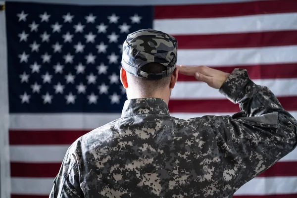 Retrato Soldado Serio Parado Frente Nosotros Bandera Saludo — Foto de Stock