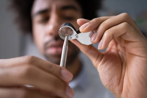 Närbild Persons Hand Kontrollera Diamond Genom Förstoringsglas Lupp — Stockfoto