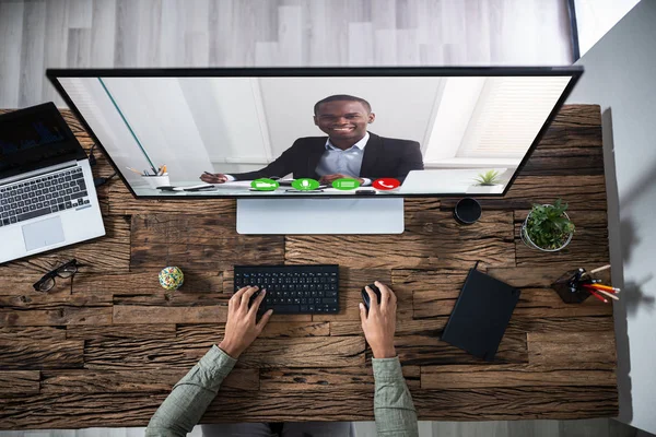 Επιχειρηματίας Κάθεται Ένα Γραφείο Βλέποντας Μια Online Παρουσίαση Στον Υπολογιστή — Φωτογραφία Αρχείου