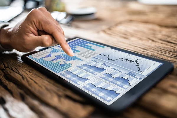 Detail Podnikatel Analyzovat Stav Akciového Trhu Digitálním Tabletu — Stock fotografie