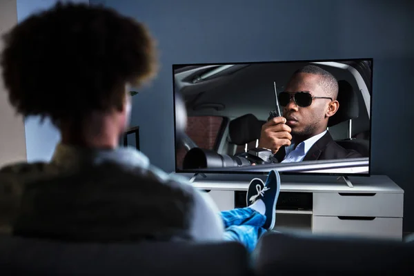 Africano Homem Sentado Sofá Com Remoto Segurando Mão — Fotografia de Stock