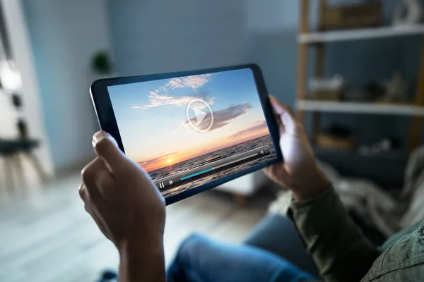 Bijgesneden Afbeelding Van Man Kijken Naar Film Digitale Tablet Thuis — Stockfoto