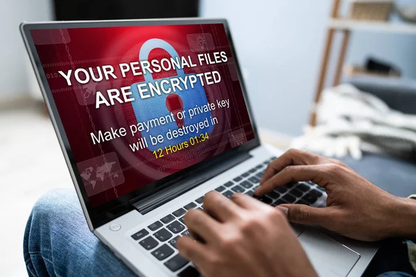 暗号化されたテキストをファイルを個人を示すノート パソコンの画面を見ている実業家のクローズ アップ — ストック写真