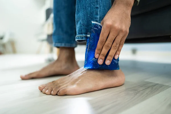 Mão Pessoa Segurando Gelo Gel Pack Tornozelo — Fotografia de Stock