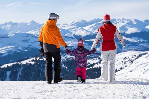 Widok Tyłu Rodziny Trzymających Się Ręce Przed Górami Snowcapped — Zdjęcie stockowe
