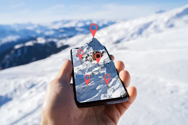 Persoon Hand Holding Mobiele Telefoon Met Mountain Map Tegen Wazig — Stockfoto