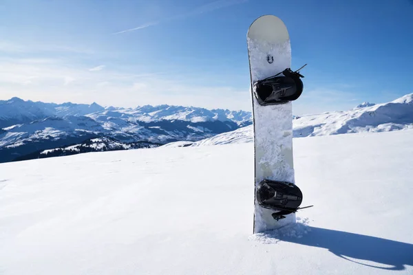 Snowboard Con Strisce Bianco Nero Piedi Nella Neve Con Montagne — Foto Stock