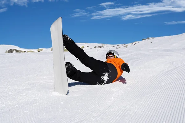 Uomo Giacca Arancione Cadere Mentre Cavalcando Snow Board Sulla Pista — Foto Stock