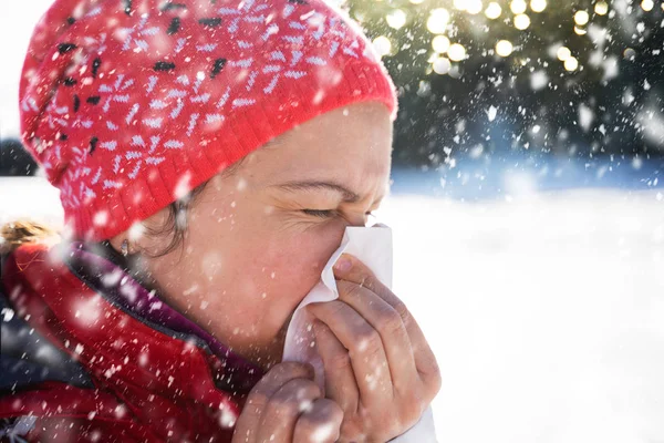 Pretty Young Woman Blowing Her Nose Tissue Outdoor Winter — 스톡 사진