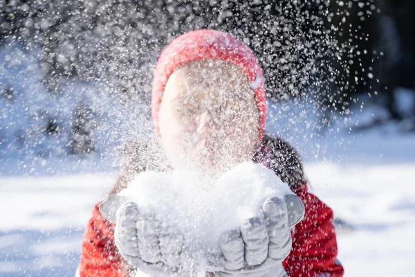 Młoda Kobieta Zimie Ubrania Dmuchanie Śniegu — Zdjęcie stockowe