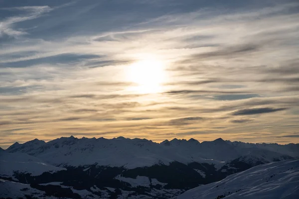 スイスのラアックスでの晴れた冬の日に山と雪景色 — ストック写真