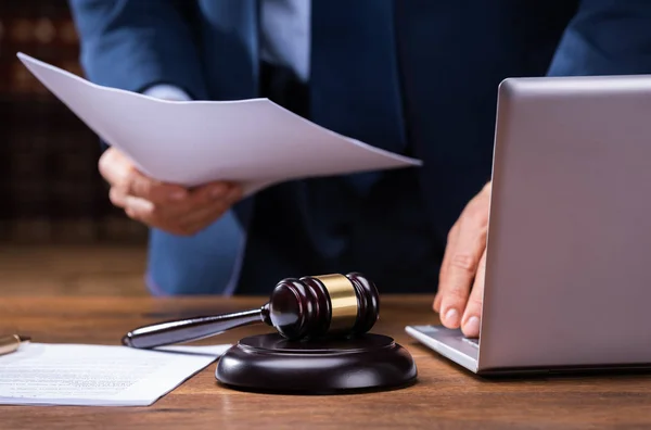 Midsection Advogado Segurando Documentos Perto Mallet Laptop Mesa Tribunal — Fotografia de Stock